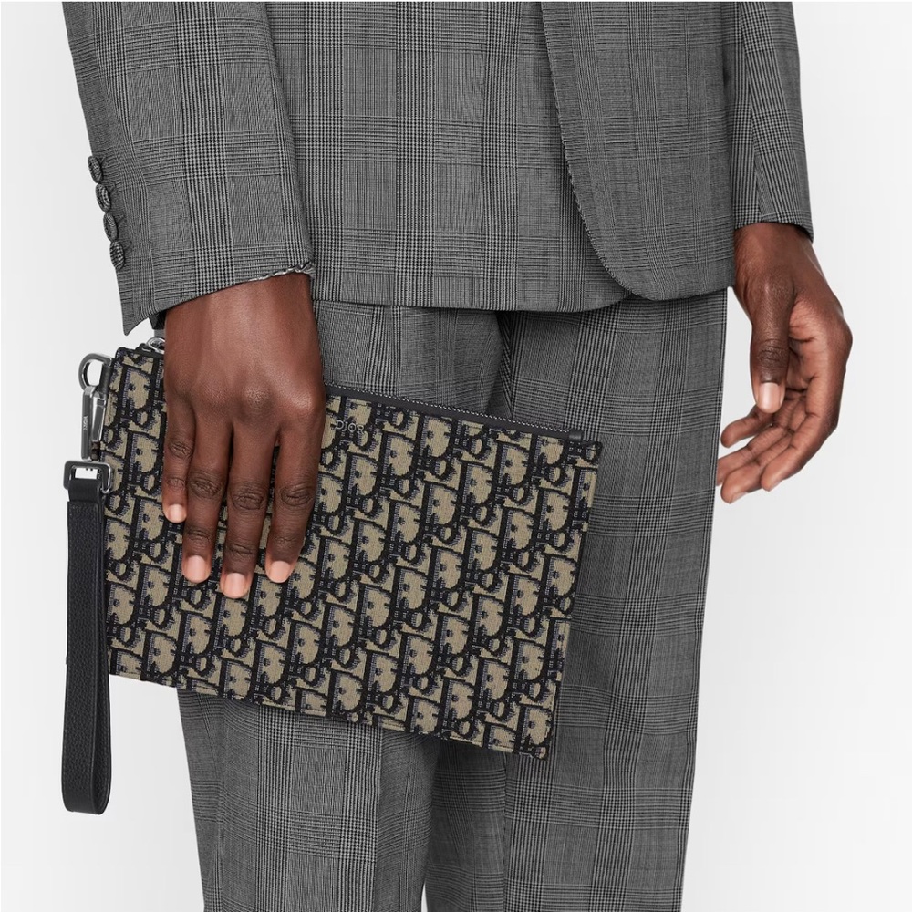 Dior Essentials A5 POUCH
Beige and Black Dior Oblique Jacquard